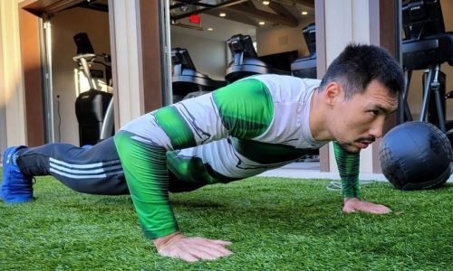 Жанибек Алимханулы опубликовал видео силовой тренировки на пляже