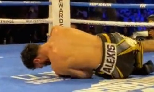 Мексиканского боксера брутально нокаутировали впервые за восемь лет. Видео