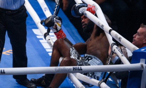 Непобежденного американского боксера выкинули за канаты в первом раунде. Видео нокаута