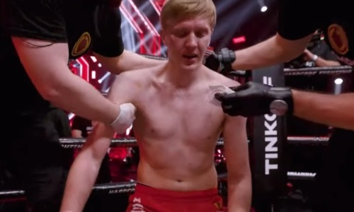 Нокаут ударом в челюсть казахстанского бойца заставил россиянина вспомнить маму. Видео