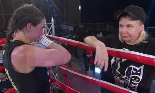 «Ты ни хера не делаешь!». Тренер соперницы родившейся в Казахстане экс-чемпионки мира устроил ей жесткий разнос. Видео