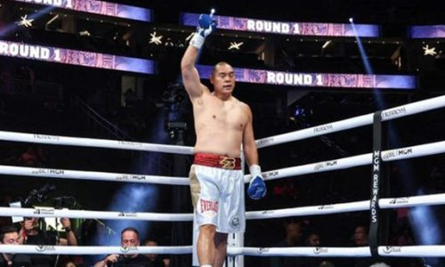 Гигантский супертяж из Китая эффектно нокаутировал соперника в первом раунде. Видео