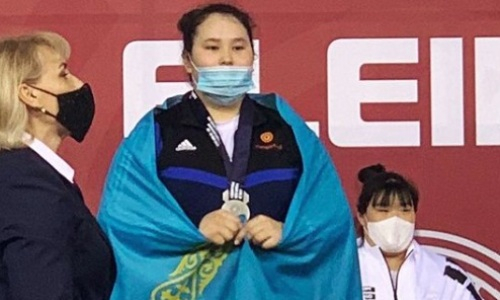 Казахстан завоевал «бронзу» в заключительный день юниорского ЧМ-2022 по тяжелой атлетике