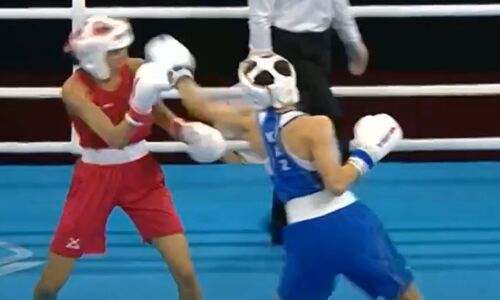 Казахстан деклассом выиграл второй бой женского ЧМ-2022 по боксу