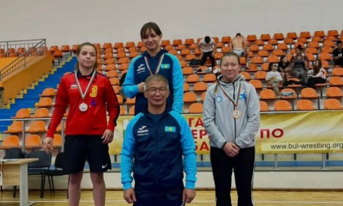 Сборная Казахстана по женской борьбе успешно стартовала на международном турнире в Болгарии