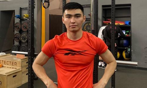 Казахстанский боксер начал тренировки в Москве перед следующим боем. Видео