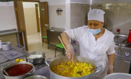 Вырывают волосы у одноклассников и добавляют в свою пищу. Что творится в казахстанской спортшколе