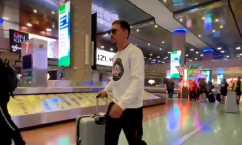 Жанибек Алимханулы прилетел в Лас-Вегас на бой за титул чемпиона мира. Видео