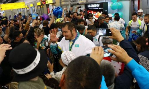 Казахстанцев-триумфаторов Сурдлимпийских игр-2022 встретили в Алматы