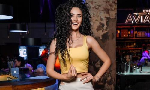 Сексуальная казахстанская спортсменка развеселила подписчиков попытками влезть в короткие шортики. Видео