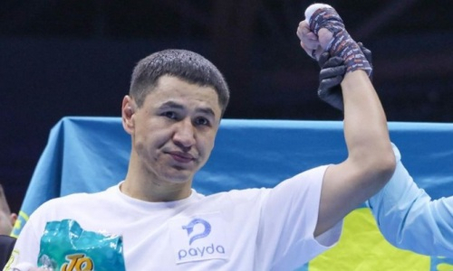 Непобежденный казахстанский боксер со сломанной рукой зверски избил соперника одной левой. Видео