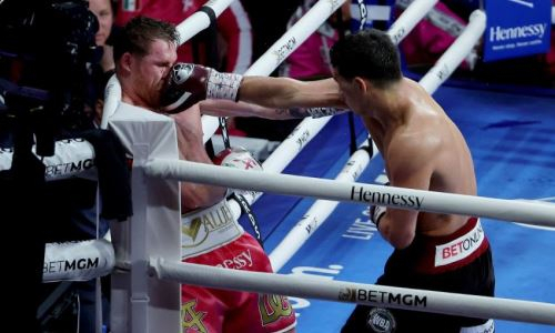 «Уходи и брось это». Легендарный боксер из США накинулся на «Канело» из-за боя с Биволом