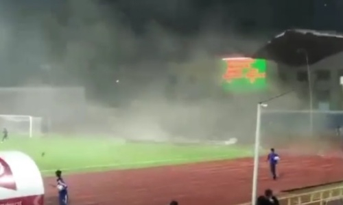 Видео с моментом срыва крыши на стадионе в Шымкенте во время матча КПЛ
