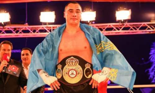 Нокаутер из Казахстана «удосрочил» супертяжа с 39 победами в бою за титул чемпиона WBC