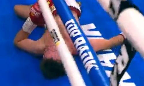 Видео тяжелого нокаута Жанибека Алимханулы в бою за титул чемпиона мира