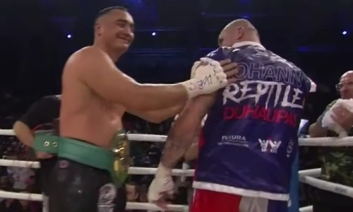 Казахстанский нокаутер сделал красивый жест после завоевания пояса WBC. Видео