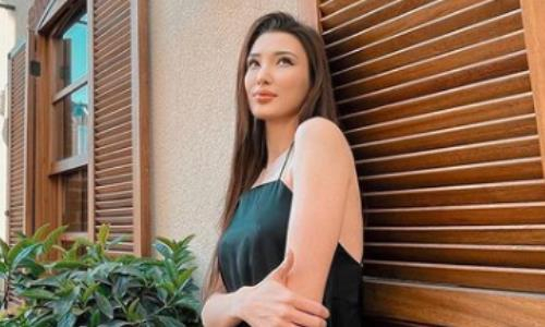 Сабина Алтынбекова порадовала новыми жаркими фото с отдыха в коротком платье