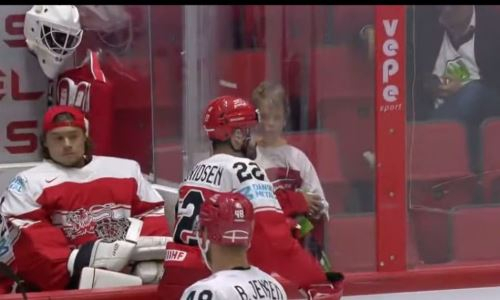 В группе Казахстана на ЧМ-2022 хоккеист не выдержал унижения и в ярости разбил стекло. Видео