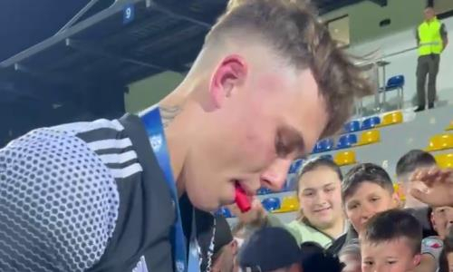 18-летний казахстанский футболист осчастливил болельщиков после победы в финале европейского Кубка. Видео