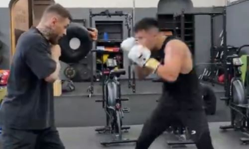 Чемпион WBC из Казахстана показал мощные комбинации перед возвращением на ринг. Видео