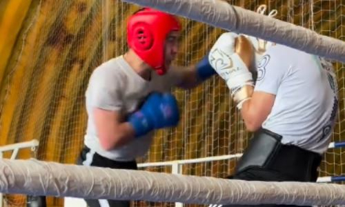 Казахстанские боксеры вышли друг против друга на ринг. Видео