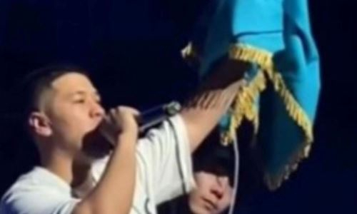 Казахстанский боксер-певец отреагировал на вопиющий инцидент с флагом РК на концерте «Ирина Кайратовна». Видео