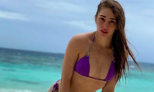 Сексуальная казахстанская боксерша сделала соблазнительное фото возле бассейна