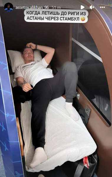Лидер сборной Казахстана показал фото с перелета в Ригу для подготовки к чемпионату мира-2022