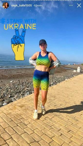 Жена Усика похвасталась подтянутой фигурой в откровенном костюме. Фото