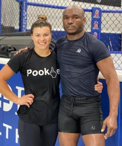 Российская красавица из ММА снялась в мокрой одежде с чемпионом UFC. Фото