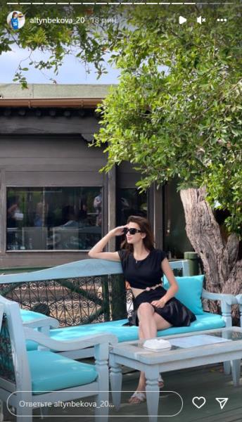 Сабина Алтынбекова порадовала новыми жаркими фото с отдыха в коротком платье