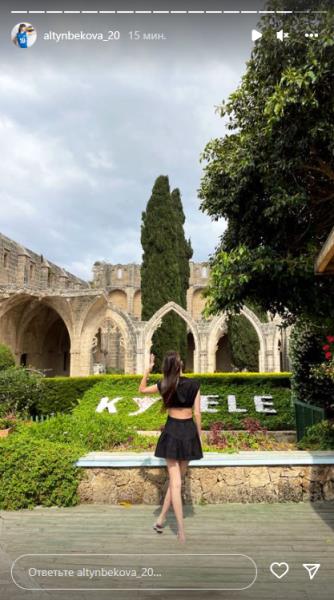 Сабина Алтынбекова порадовала новыми жаркими фото с отдыха в коротком платье