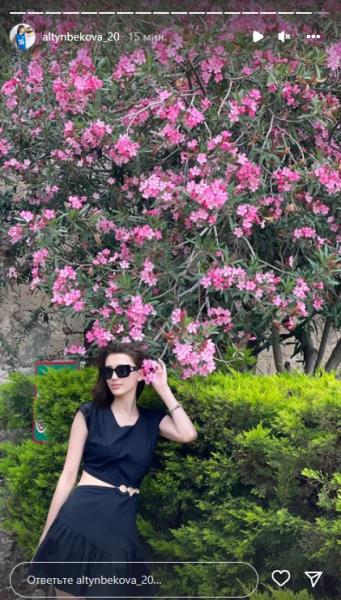 Сабина Алтынбекова порадовала новыми жаркими фото с отдыха в коротком платье