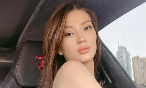 Сабина Алтынбекова в обтягивающем костюме обратилась к фанатам и подарила поцелуй. Видео