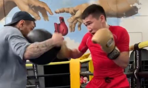 Непобежденный казахстанский боксер проводит подготовку к бою в Москве. Видео