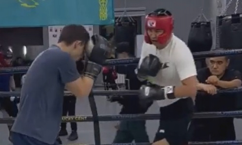 Казахстанский нокаутер с рекордом 25-0 «зарядил» во время спарринга. Видео