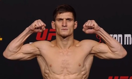 Боец из топ-15 UFC казахстанской команды прошел процедуру взвешивания перед следующим поединком