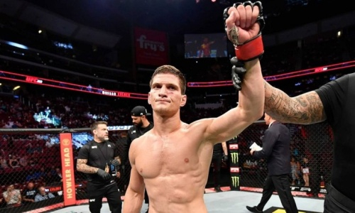 Непобежденный боец казахстанской команды устроил американцу декласс в UFC