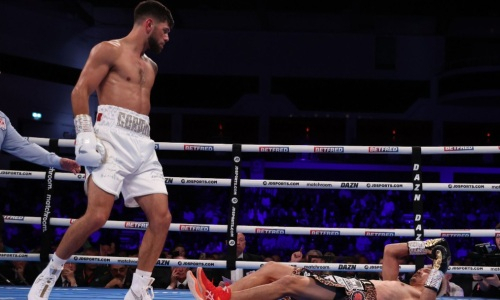 Чемпиона мира по боксу спасали врачи после тяжелого нокаута. Видео