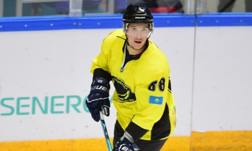 «Это кайф». Известный казахстанский хоккеист забрался на гору и сыграл на гитаре. Видео