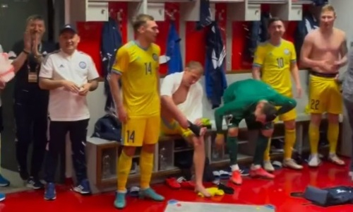 В сеть выложили видео из раздевалки сборной Казахстана после сенсационной победы над Словакией