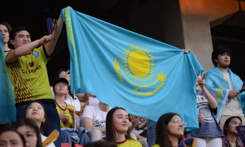 «Никто в это не верил, а теперь все патриоты». Казахстанские фанаты «выясняют отношения» после победы над Словакией