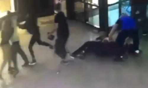 Нокаутировал и добил ногой в голову. Появилось жуткое видео драки российского бойца ММА в торговом центре
