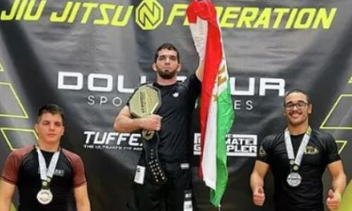 Известный таджикский боец намерен забрать сто тысяч долларов в Казахстане