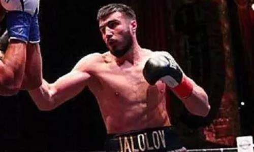 Звезда бокса Узбекистана тяжелым нокаутом выиграл главный бой вечера в США. Видео