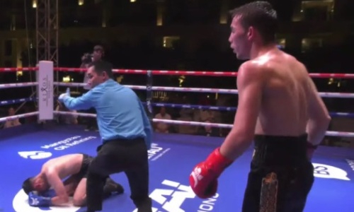 Первый нокаут казахстанского боксера зафиксирован на вечере бокса в Актау. Видео