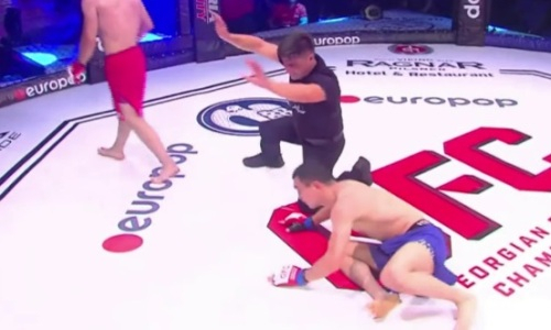 Скандальным нокаутом казахстанского бойца закончился «величайший бой в истории ММА». Видео