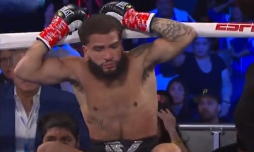 Американский боксер серией апперкотов выкинул соперника за канаты. Видео нокаута