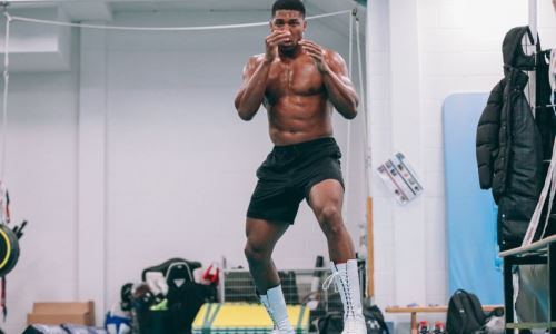 Джошуа похвастался внушительной формой. Фото