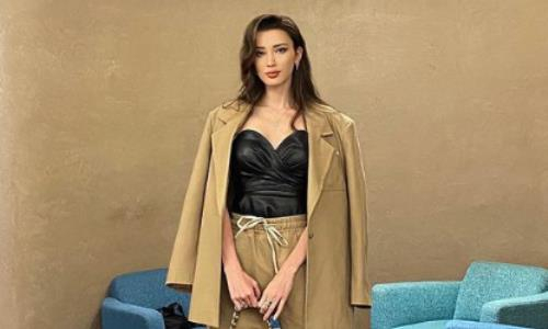 Сабина Алтынбекова распустила волосы и засняла себя в соблазнительном наряде. Фото